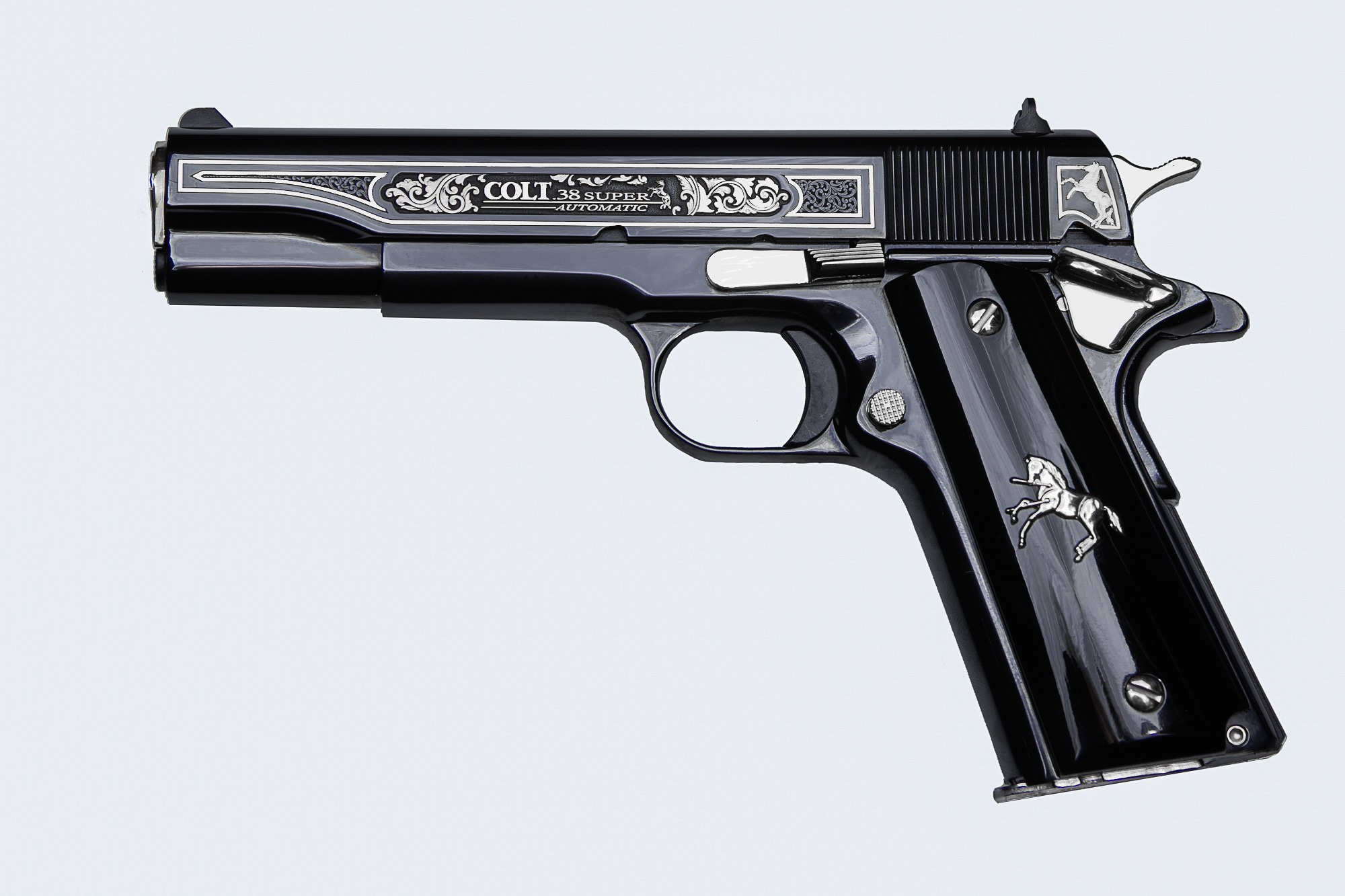 Colt Oscuro Y Plata